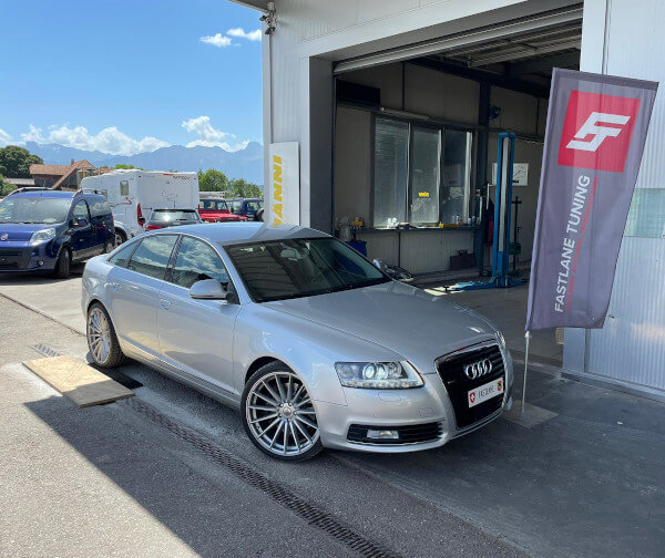 Ein Grau Audi A6 3.0 TFSI Kompressor steht beim das Fastlane Tuning Schweiz Flagge