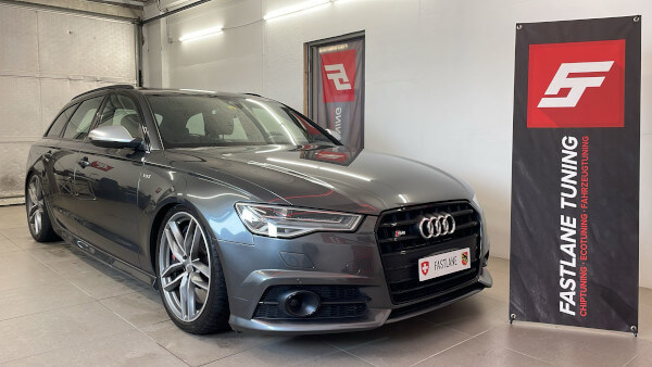 Ein kohlegrauer Audi S6 steht neben der Fastlane Tuning Schweiz GmbH