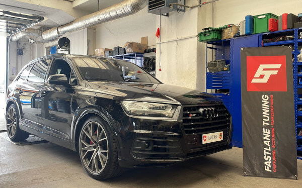 Ein schwarze Audi SQ7 steht beim den Fastlane Tuning Schweiz Flagge