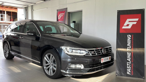 Ein schwarze VW Passat B8 2.0 TDI steht neben das Fastlane Tuning Schweiz GmbH banner