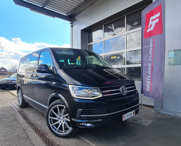 Ein schwarz VW Transporter T6 steht beim der Fastlane Tuning Schweiz flagge