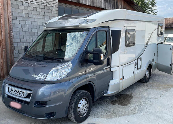 Ein weiss-graues Ducato-Hymer-Wohnmobil steht neben der Garage Farmhouse in Solothun. Fastlane führt für ausgewählte Kunden und Fahrzeuge Tunings zu Hause durch.