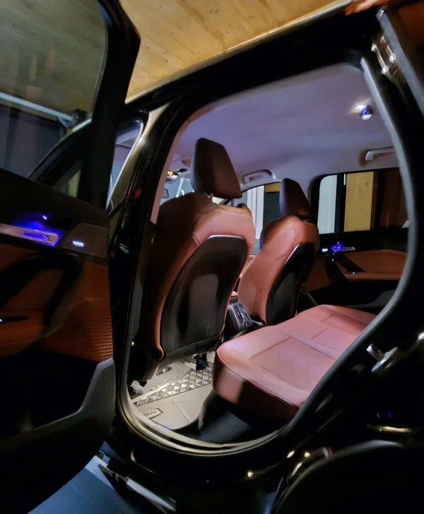 Ambient BMW iX1 - rear off